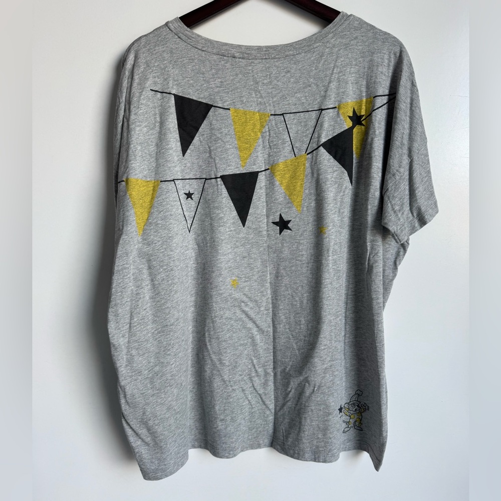 UNIQLO Disney Dumbo Crows XL Gray Yellow Soaring High Up We Go‎ Flags Cotton - Picture 5 of 7